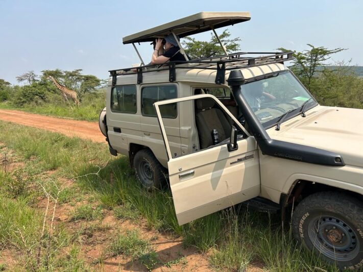 safari-landcruiser